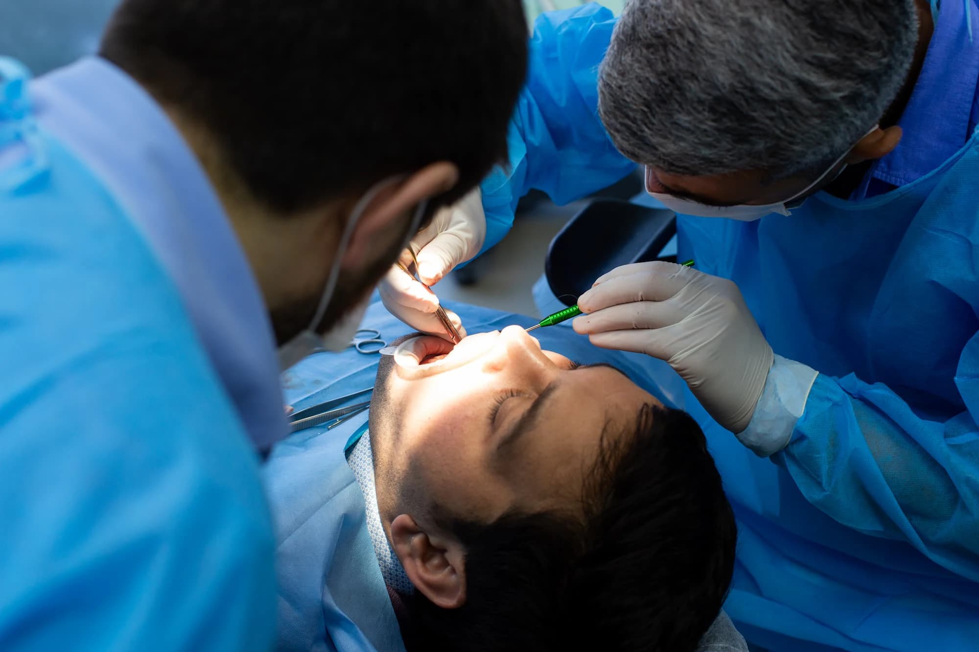 Equipo de Bioclinic durante una intervención odontológica