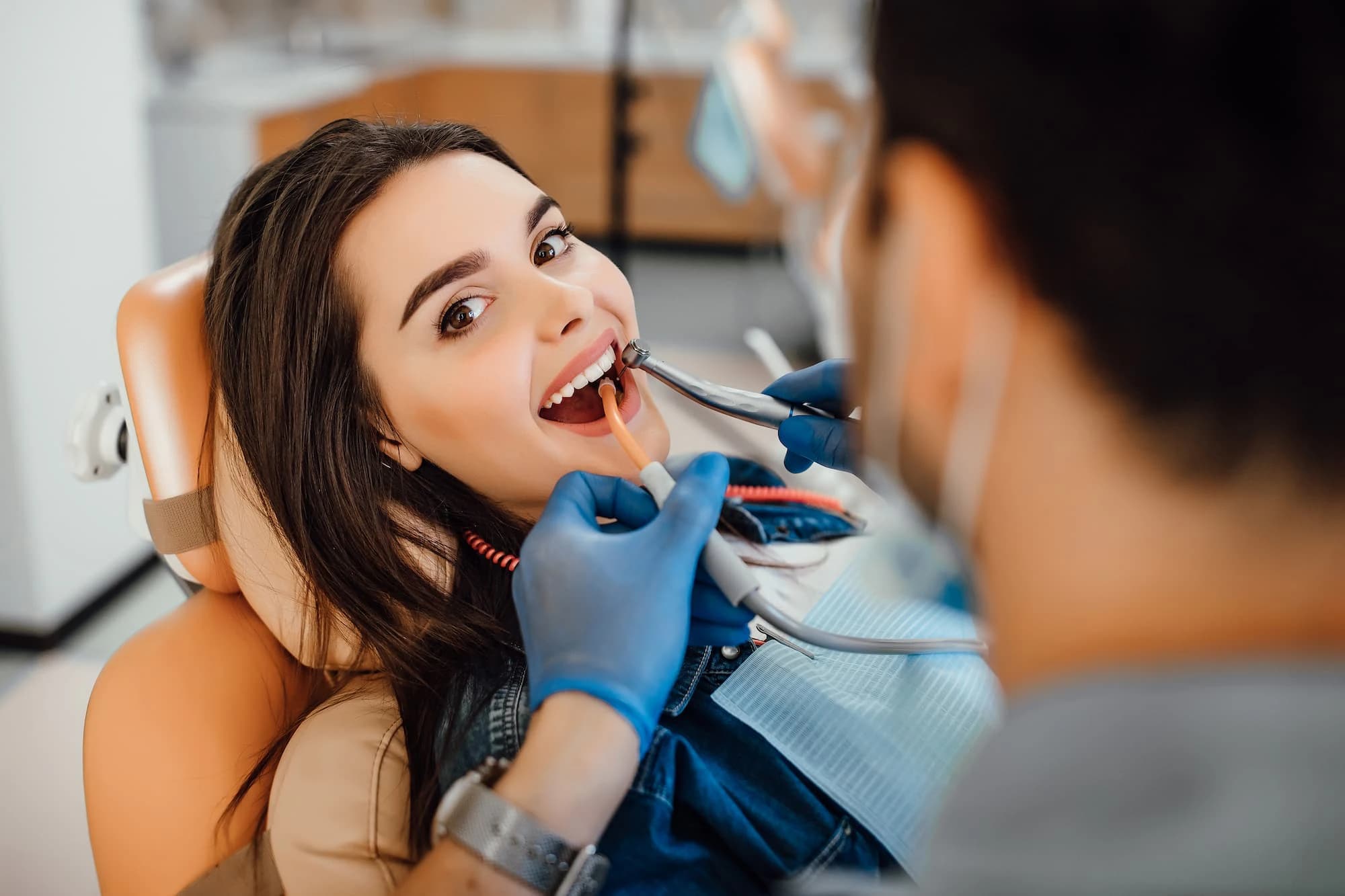 Paciente sonriendo durante una consulta odontológica